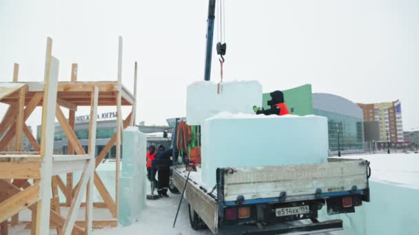 Retrato del instalador en la descarga de bloques de hielo — Vídeo de stock