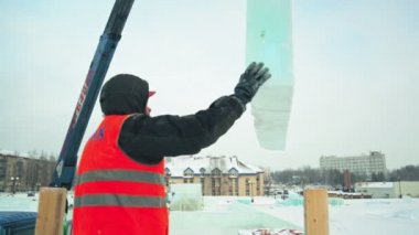 Bir buz panelinin kurulumunda çalışan