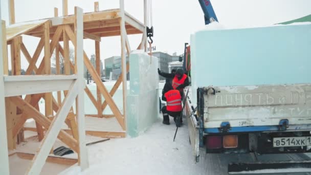 Trabajador corta panel de hielo con sierra de gasolina — Vídeo de stock
