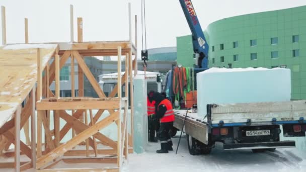 Travailleur coupe panneau de glace avec scie à essence — Video