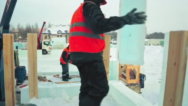 Arbeiter bei der Montage einer Eiswand — Stockvideo