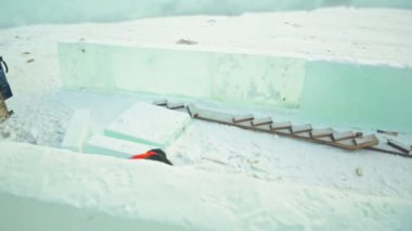 Yükleyicileri inşaat sahasında bir buz şehir Noel için inşa ediyoruz