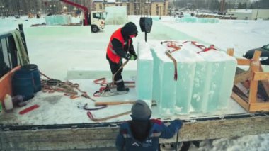 Bir ceket ve boşaltma buz plakaları üzerinde kask tesisatçısı slinger portresi