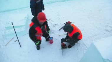 İşçi, buz panelini benzin testeresiyle kesti