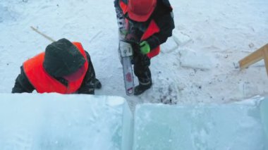 İşçi, buz panelini benzin testeresiyle kesti