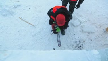 İşçi, buz panelini benzin testeresiyle kesti