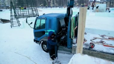 İş yerindeki hidrolik manipülatör sürücüsü