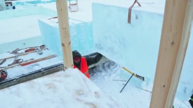 Yükleyicileri inşaat sahasında bir buz şehir Noel için inşa ediyoruz