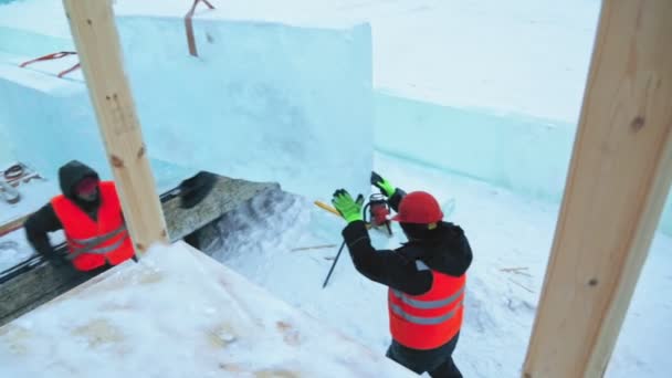 Монтажники Строительной Площадке Строят Ледяной Городок Рождество — стоковое видео