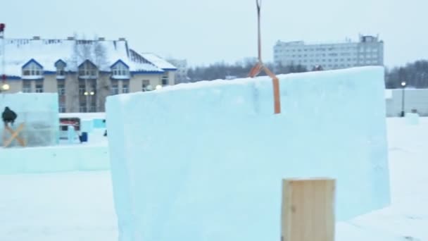 Yükleyicileri Inşaat Sahasında Bir Buz Şehir Noel Için Inşa Ediyoruz — Stok video