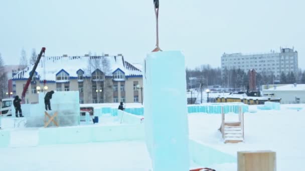 Portrét Řidiče Hydraulického Jeřábu Při Stavbě Ledového Města — Stock video