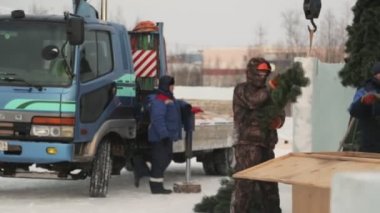 İşçiler bir buz kasabası kurar ve bir Noel ağacı süslerler.