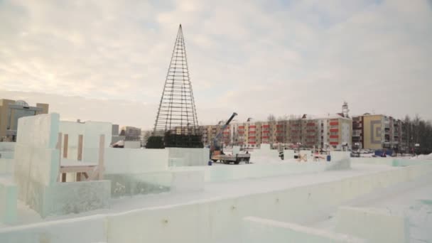 Trabalhadores Constroem Uma Cidade Gelada Decoram Uma Árvore Natal — Vídeo de Stock