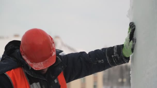 冰板安装人员的肖像 一名穿着橙色反光背心和头盔的装配工人的肖像 — 图库视频影像