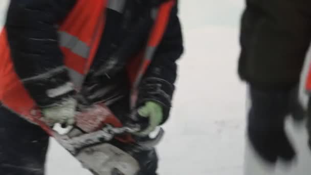 Workman Instalador Colete Reflexivo Laranja Capacete Personalizar Chainsaw Placa Gelo — Vídeo de Stock