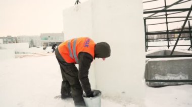 İşçi ıslak kar ile buz panelleri eklemleri kapsar