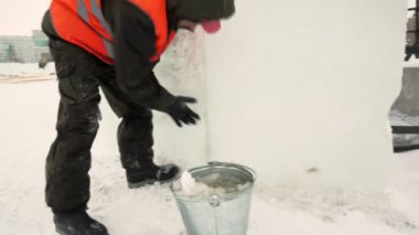 İşçi ıslak kar ile buz panelleri eklemleri kapsar