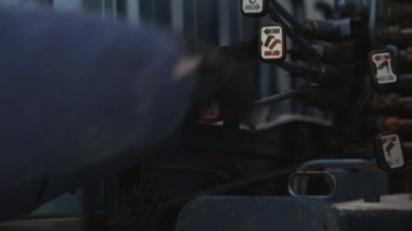 İş yerindeki hidrolik manipülatör sürücüsü