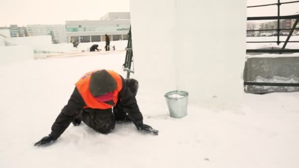 Pracovník Oranžové Reflexní Vestě Poblíž Ledové Desky Sbírá Sníh Kbelíku — Stock video