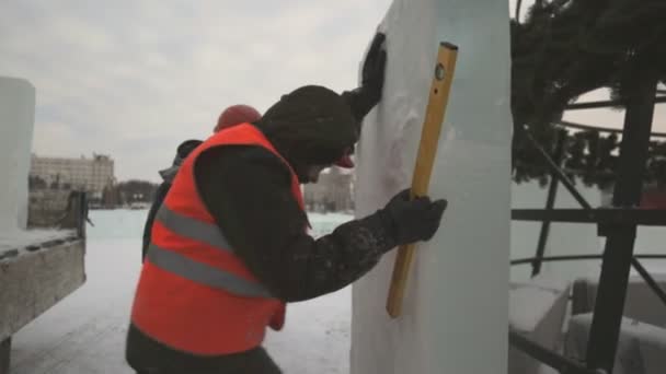 Εργάτης Στο Πάνελ Πάγου Ένα Επίπεδο Στα Χέρια — Αρχείο Βίντεο