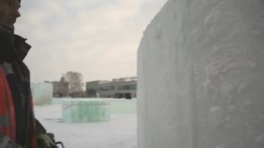 Buz panelinde yükleyici portresi Buz paneli tarafından turuncu yansıtıcı yelek ve kask bir montajcı işçi portresi