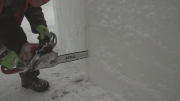 Şçi Buz Panelini Benzin Testeresiyle Kesiyor Turuncu Yansıtıcı Yelek Miğfer — Stok video
