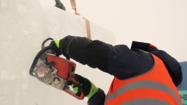 Instalador Workman Chaleco Reflectante Naranja Casco Personalizar Placa Hielo Motosierra — Vídeo de stock