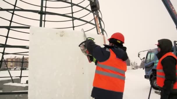 Arbetare Skär Ispanel Med Bensinsåg Arbetare Installatör Orange Reflekterande Väst — Stockvideo