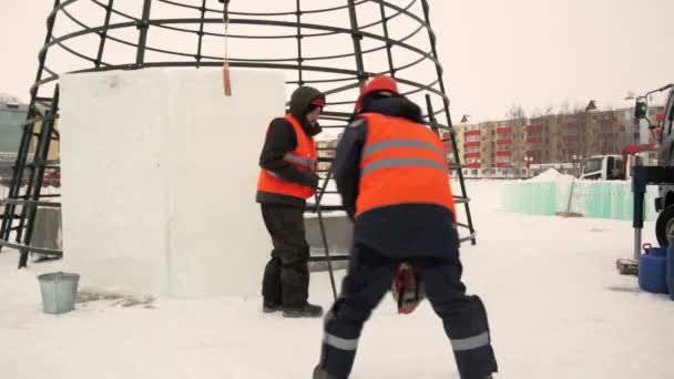 Buz Kasabasının Inşaatında Yükleyiciler Işçi Inşaat Aşamasında Noel Ağacının Arka — Stok video