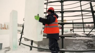 Yükleyici yüksek buz blokları ile ladin kapsar