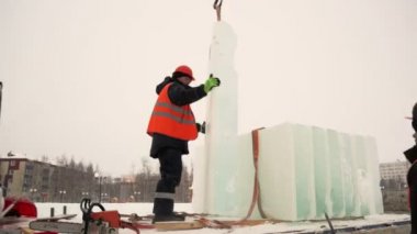 Turuncu yansıtıcı yelek ve buz panelleri boşaltma kask bir assembler işçi portresi