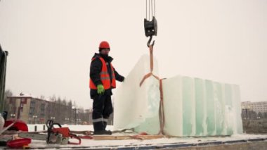 Turuncu yansıtıcı yelek ve buz panelleri boşaltma kask bir assembler işçi portresi