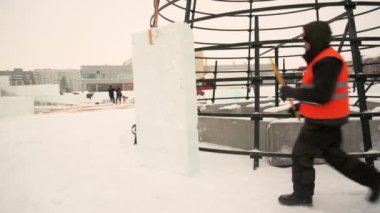 Elinde bir seviye ile buz panelinde onun workman yükleyici bir düzeyde bir yükleyici portresi