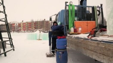 Bir buz kasabası inşaatında bir hidrolik vinç sürücüsünün işyerinde hidrolik manipülatör sürücüsü Portresi