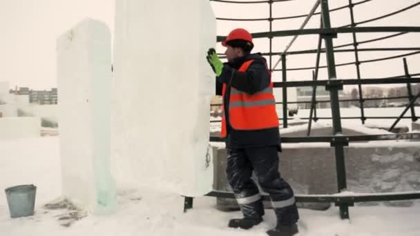 Installeraren Täcker Granen Med Höga Isblock — Stockvideo