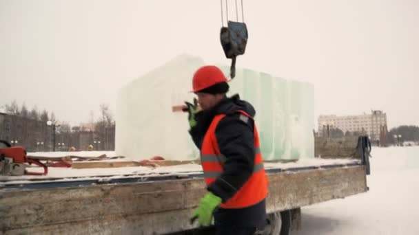 Portrait Installateur Déchargement Des Blocs Glace — Video