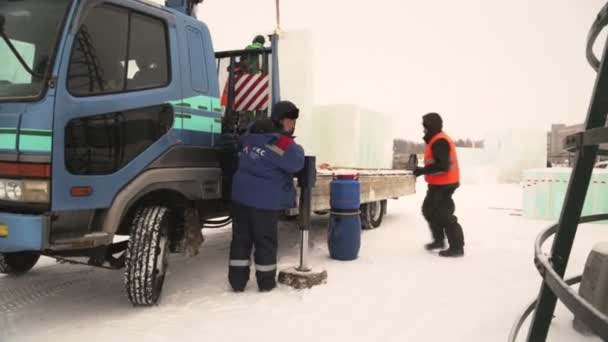 Строительство Ледяного Городка Канун Рождества Рабочие Строят Ледяной Городок Украшают — стоковое видео