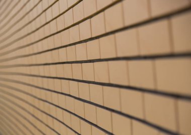 arka planda bir tuğla duvar şeklinde