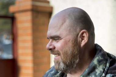 Sakallı kel bir adamın portresi.