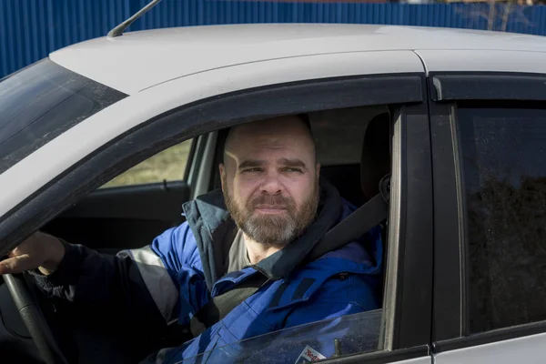 Retrato de un hombre con barba conduciendo un coche — Foto de Stock