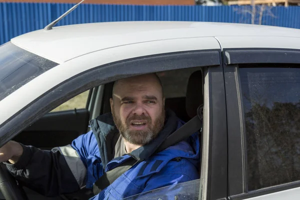 Porträtt av en man med skägg som kör bil — Stockfoto