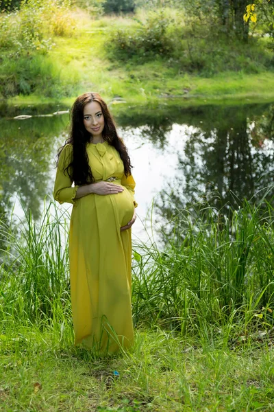 Портрет Беременной Женщины Жёлтом Платье Осеннем Лесу — стоковое фото