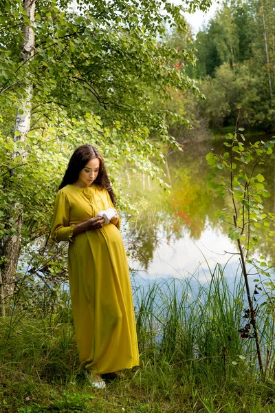 Porträtt Gravid Kvinna Gul Klänning Höstskogen — Stockfoto