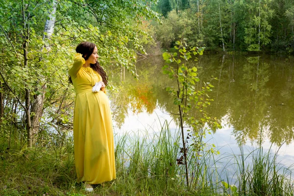 Porträtt Gravid Kvinna Gul Klänning Höstskogen — Stockfoto