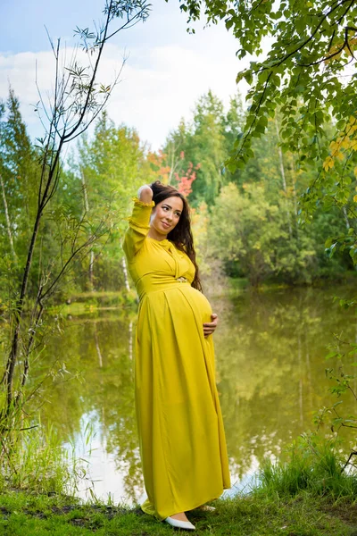 Portret Van Een Zwangere Vrouw Een Gele Jurk Het Herfstbos — Stockfoto