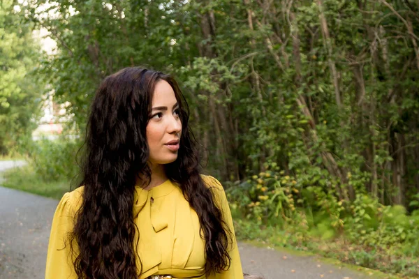 Retrato Una Mujer Embarazada Vestido Amarillo Con Hija Bosque Otoño — Foto de Stock