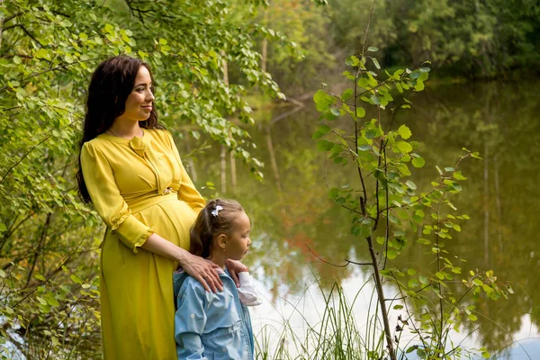 Retrato Una Mujer Embarazada Vestido Amarillo Con Hija Bosque Otoño — Foto de Stock