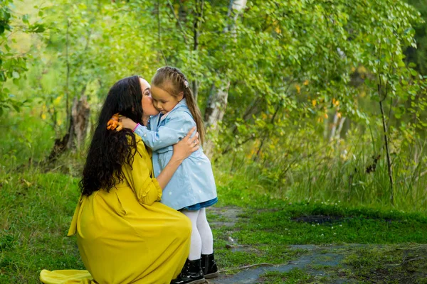 Retrato Una Mujer Embarazada Vestido Amarillo Con Hija Bosque Otoño — Foto de Stock