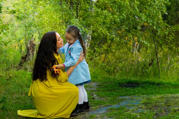 Retrato Una Mujer Embarazada Vestido Amarillo Con Hija Bosque Otoño — Foto de Stock