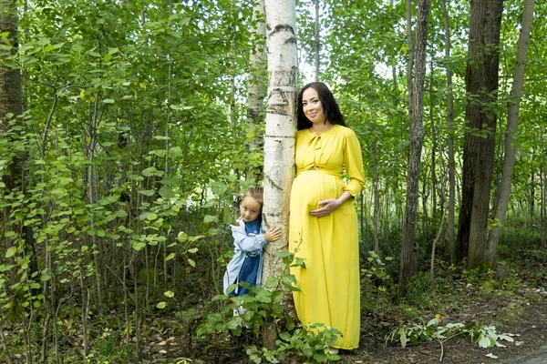 Retrato Una Mujer Embarazada Vestido Amarillo Con Hija Bosque Otoño — Foto de Stock